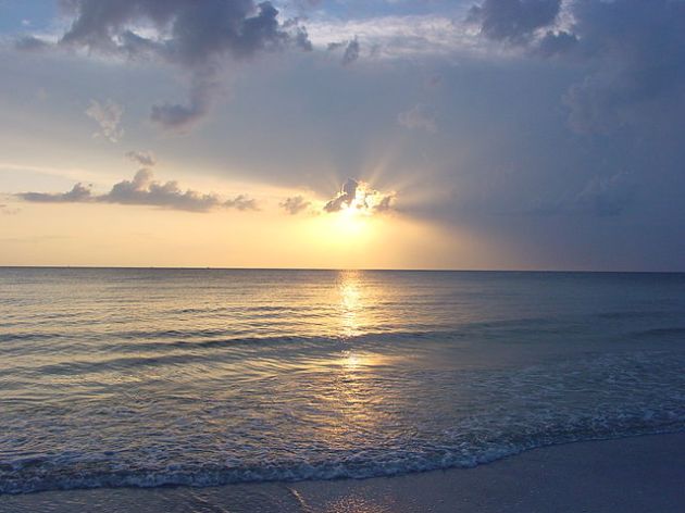 640px-Sunset_on_North_Beach_at_Fort_De_Soto_Park